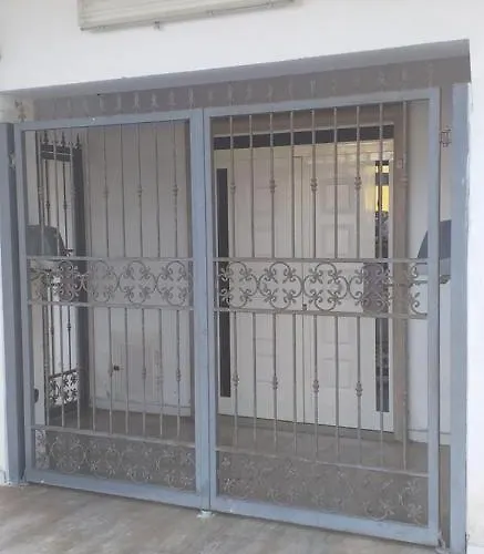 לינה וארוחת בוקר Rosy House 3*