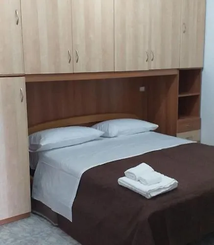 לינה וארוחת בוקר Rosy House 3*